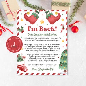 Puede incluir: Una carta rectangular con temática navideña y un borde a rayas rojas y blancas. Incluye ilustraciones de zapatos de elfo, un calcetín navideño, un árbol de Navidad y acebo. El texto dice: I'm Back! Dear Jonathan and Stephen, I'm back from the North Pole.
