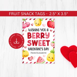 Puede incluir: Una etiqueta de snacks de frutas para el Día de San Valentín con el texto "Wishing You a Berry Sweet Valentine's Day". La etiqueta mide 6,35 cm x 8,89 cm y presenta ilustraciones de frutas sonrientes.