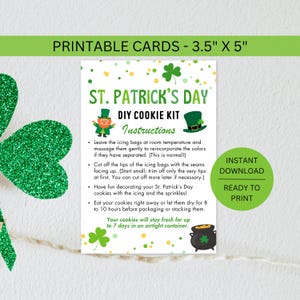 Può includere: Una scheda stampabile per il kit di biscotti fai-da-te di San Patrizio, 8,9 cm x 12,7 cm, con istruzioni. La scheda presenta trifogli verdi, un folletto e un pentolone d'oro. Il testo include "Download istantaneo" e "Pronto per la stampa".
