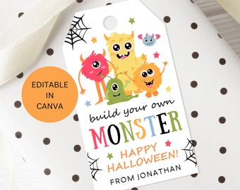 Può includere: Un'etichetta regalo bianca con un tema di mostro colorato. L'etichetta presenta cinque mostri dei cartoni animati con colori ed espressioni diverse. Il testo sull'etichetta dice "build your own MONSTER happy HALLOWEEN! from JONATHAN".