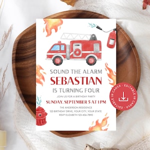 Op de afbeelding: Een verjaardagsuitnodiging met een rode brandweerwagen, vlammen en een hydrantillustratie. De tekst luidt "Sound the Alarm, Sebastian is Turning Four" met feestdetails. De uitnodiging heeft een witte achtergrond.