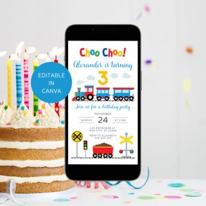 Puede incluir: Invitación de cumpleaños en un smartphone con tema de tren. La invitación dice "Choo Choo!" y "Alexander cumple 3 años." Una tarta con velas encendidas está en primer plano, con confeti esparcido.