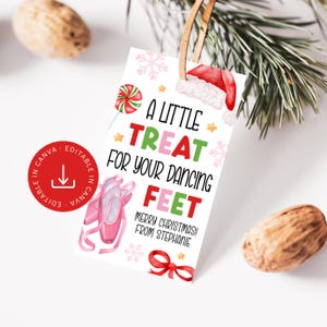 Op de afbeelding: Een wit cadeaulabel met illustraties van een kerstmuts, zuurstok en balletschoenen. De tekst luidt "A LITTLE TREAT FOR YOUR DANCING FEET" en "MERRY CHRISTMAS! FROM STEPHANIE". Bevat een rode cirkel met "EDITABLE IN CANVA".