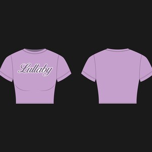 Puede incluir: Un top corto de color lavanda con mangas cortas y la palabra "Lullaby" impresa en la parte delantera con un contorno blanco.