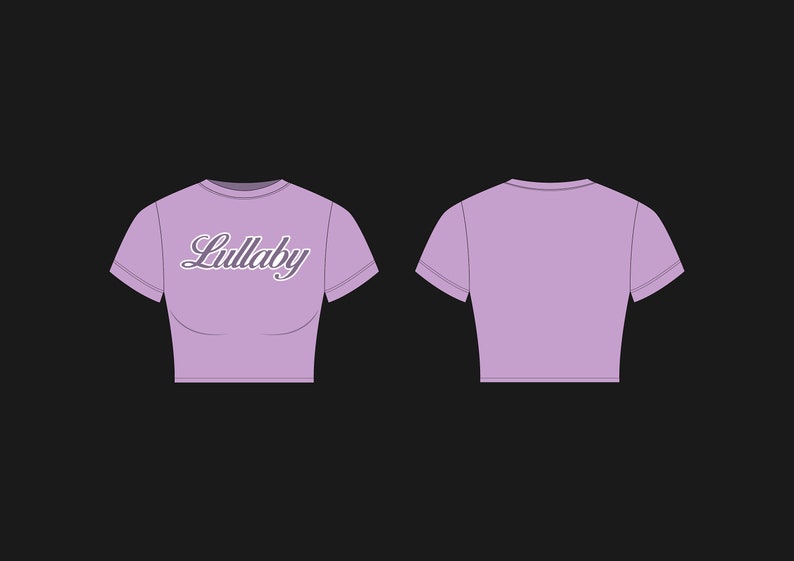 Puede incluir: Un top corto de color lavanda con mangas cortas y la palabra "Lullaby" impresa en la parte delantera con un contorno blanco.