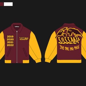 Peut inclure: Une veste de baseball bordeaux avec des manches jaunes. Le devant pr&eacute;sente les ann&eacute;es 2019, 2020, 2021 et 2022 imprim&eacute;es verticalement. Le dos pr&eacute;sente un graphique d'une carte du monde avec le mot "SUGABABY" imprim&eacute; en jaune. Le texte "THE ONE AND ONLY" est imprim&eacute; sous le graphique.