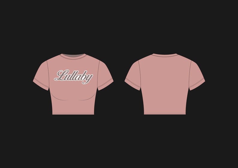 Puede incluir: Una camiseta rosa corta con mangas cortas y la palabra "Lullaby" impresa en la parte delantera en una fuente blanca de estilo cursivo.
