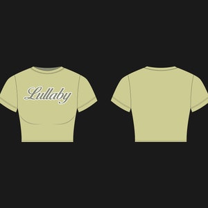 Puede incluir: Una camiseta verde claro recortada con mangas cortas y la palabra "Lullaby" impresa en la parte delantera en una fuente cursiva gris.