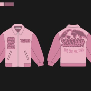 Peut inclure: Une veste bomber rose avec un imprim&eacute; graphique d'une carte du monde et le texte "D.O.L.L.A.R.  THE ONE AND ONLY". La veste a une fermeture &eacute;clair et deux poches sur le devant. La manche gauche a les ann&eacute;es 2019, 2020, 2021 et 2022 imprim&eacute;es dessus.