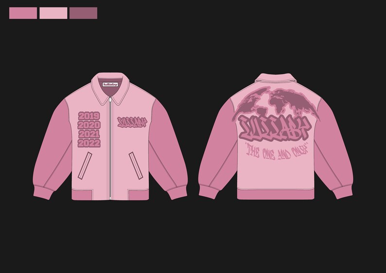 Peut inclure: Une veste bomber rose avec un imprim&eacute; graphique d'une carte du monde et le texte "D.O.L.L.A.R.  THE ONE AND ONLY". La veste a une fermeture &eacute;clair et deux poches sur le devant. La manche gauche a les ann&eacute;es 2019, 2020, 2021 et 2022 imprim&eacute;es dessus.
