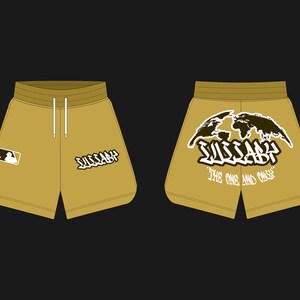 Puede incluir: Un par de pantalones cortos color caqui con un cord&oacute;n blanco. El short izquierdo tiene un logotipo de b&eacute;isbol y el texto "SUSSABY" en la pierna derecha. El short derecho tiene un gr&aacute;fico de mapa del mundo y el texto "SUSSABY THE ONE AND ONLY" en la parte posterior.