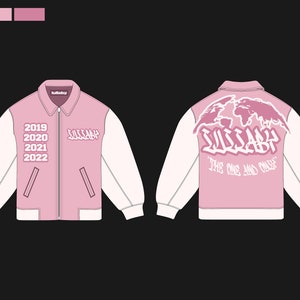 Peut inclure: Une veste de baseball rose et blanche avec une carte du monde blanche et le texte "SUSSABY" au dos. Le devant de la veste porte le texte "SUSSABY" et les ann&eacute;es 2019, 2020, 2021 et 2022.