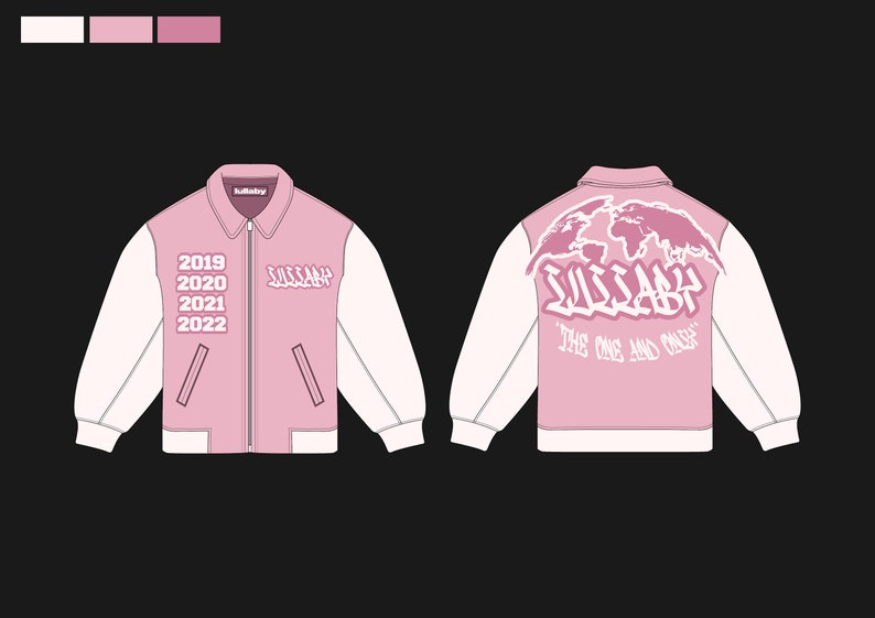 Peut inclure: Une veste de baseball rose et blanche avec une carte du monde blanche et le texte "SUSSABY" au dos. Le devant de la veste porte le texte "SUSSABY" et les ann&eacute;es 2019, 2020, 2021 et 2022.