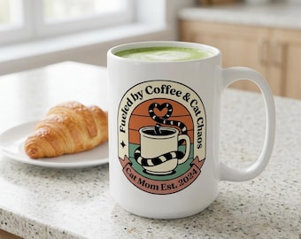 Fueled by Coffee & Cat Chaos-mugg 43 cl | Cat Mom Etablerad 2024
