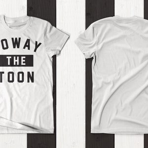 Op de afbeelding: Wit T-shirt met zwarte tekst die "Howay the Toon" op de voorkant staat. De achterkant van het shirt is leeg.