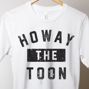 HOWAY the TOON Distressed NUFC Fan Varsity Shirt-Newcastle United Football T-Shirt, Black and White Army, Premier League Soccer Tee