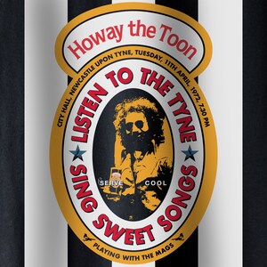 K&ouml;nnte beinhalten: Ein runder Aufkleber in Gelb und Rot mit dem Text "Howay the Toon" und "Listen to the Tyne Songs" in einem schwarz-wei&szlig; gestreiften Muster. Der Aufkleber enth&auml;lt auch den Text "City Hall, Newcastle Upon Tyne, Tuesday, 11th April, 1972, 7:30 PM" und "Playing with the Mags".