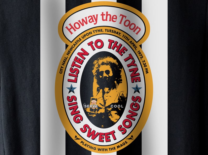 K&ouml;nnte beinhalten: Ein runder Aufkleber in Gelb und Rot mit dem Text "Howay the Toon" und "Listen to the Tyne Songs" in einem schwarz-wei&szlig; gestreiften Muster. Der Aufkleber enth&auml;lt auch den Text "City Hall, Newcastle Upon Tyne, Tuesday, 11th April, 1972, 7:30 PM" und "Playing with the Mags".