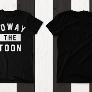 Op de afbeelding: Zwart T-shirt met witte tekst die "Howay The Toon" zegt.