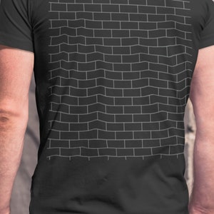 Pode incluir: Uma camiseta preta com um padr&atilde;o de tijolos brancos nas costas.