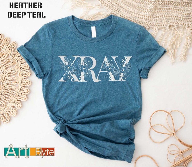 a t - shirt with the word vra printed on it