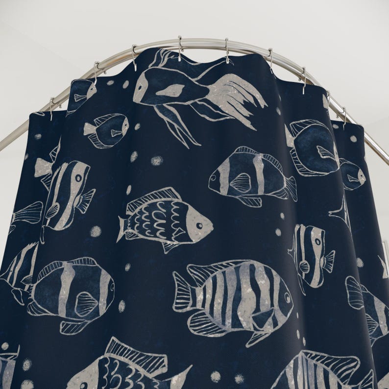 Marinblå fiskduschdraperi: Kustbadrumsinredning bild 5