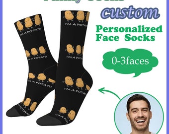 Peut inclure: Une paire de chaussettes noires avec un motif de pomme de terre blanche et le texte "Je suis une pomme de terre". Les chaussettes sont personnalisées avec un visage sur le devant.