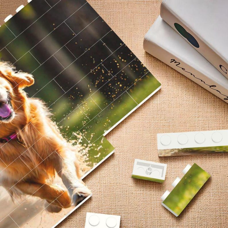 K&ouml;nnte beinhalten: Ein Golden Retriever rennt durch ein Grasfeld, wobei Wasser um ihn herum spritzt. Der Hund tr&auml;gt ein rosa Halsband und hat einen gl&uuml;cklichen Gesichtsausdruck. Das Bild ist auf einem wei&szlig;en Puzzle-Teil gedruckt.
