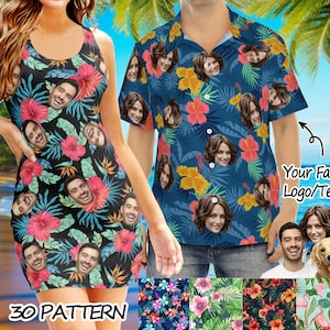 Puede incluir: Dos personas vistiendo camisas de estampado tropical con diferentes caras impresas en ellas. Las camisas son azules con hojas verdes y flores rosas. El texto "Your Face Logo/Text" está en el lado derecho de la imagen. Hay 30 patrones diferentes disponibles.