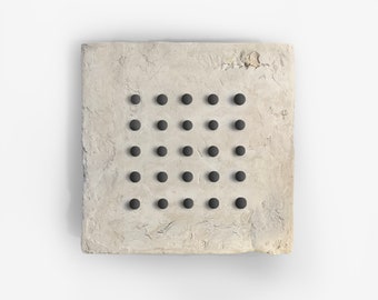 Maximalistische Wandkunst, Handgemachte Gips Wanddekoration, - FUNNY PUNKTE auf Beige - Klein. 15,5 und 25cm