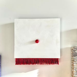 Oggetto decorativo da parete a pois POP DOTS / Gesso bianco, con frange decorative, scolpito a mano, da collezione