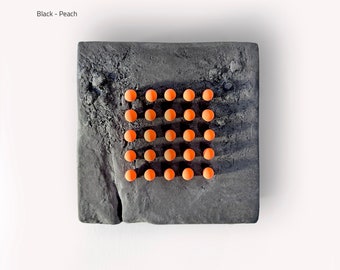 Maximalist Wand Kunst, Gips Wand Dekor, Handgemachtes Geschenk - FUNNY DOTS auf SCHWARZ - Klein. 15,5 und 25cm