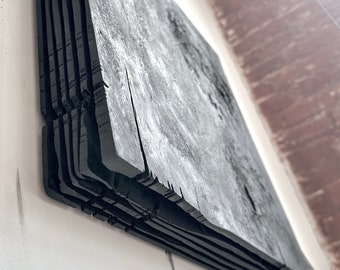 Schwarze minimalistische Gips-Wandkunst, Wabi-Sabi-Wand-Tonskulptur, handgemachtes rustikales Dekor, &quot;&quot;stratum&quot;&quot; 4, 6, 10, 16 Zoll im Quadrat