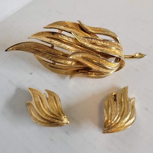 Vintage 1940s Coro Signed Gold Tone Leaf Brooch and Clip-On Earrings Set