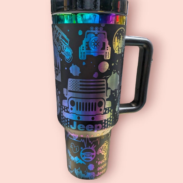 Geländewagen 4x4 Enthusiasts thematischer 40 Unzen TUMBLER mit Griff, Strohhalm und Deckel LASER-Gravur in Black Chroma Rainbow