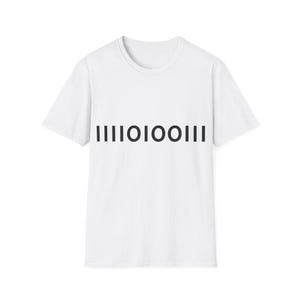Puede incluir: Camiseta blanca con un gráfico negro del código binario "111101000111" impreso en la parte delantera.