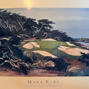 以下が含まれることがあります： 緑のグリーンと砂のバンカーのあるゴルフコースの絵画。コースは海を見下ろす崖の上にあります。絵画はマーク・キング、マーティン・ローレンス・リミテッド・エディションズによるものです。