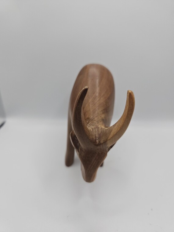 手彫りの木製の雄牛、素朴な装飾置物、ヴィンテージの木製の動物