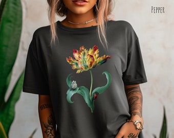 Pode incluir: Uma camiseta cinza escura com uma estampa gráfica colorida de tulipa e borboleta. A tulipa é amarela, vermelha e verde. A borboleta é branca.
