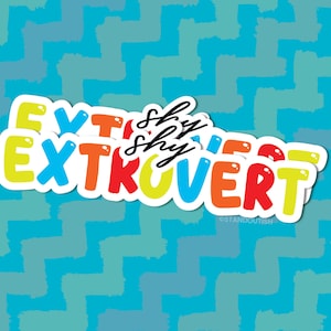 Può includere: Un adesivo con la parola "EXTROVERT" in grandi lettere colorate, con la parola "shy" in testo corsivo più piccolo. Lo sfondo è un motivo a zig-zag blu. L'adesivo è bianco con un carattere colorato.