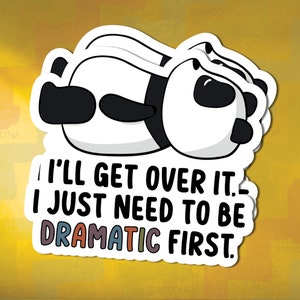 Eu vou superar isso, só preciso ser dramático Primeiro adesivo de vinil cortado para amantes de panda, animais dramáticos, animais engraçados, adesivos de panda
