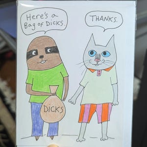 Puede incluir: Una tarjeta de felicitación con un perezoso de dibujos animados sosteniendo una bolsa que dice "Dicks" y un gato de dibujos animados con un globo de diálogo que dice "Gracias". El perezoso dice "Aquí tienes una bolsa de Dicks".