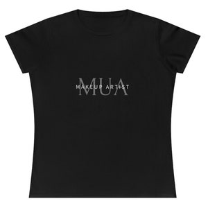 Pode incluir: Camiseta preta com o texto "MUA MAKEUP ARTIST" em letras cinzas.