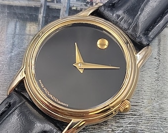 Reloj Movado Museum para mujer: bisel dorado, correa de cuero negra