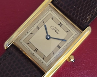 Reloj Cartier Must de Tank de cuarzo, oro vermeil, esfera romana, caja y documentación originales.