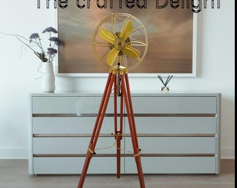 Ventilatore da pavimento antico in ottone fatto a mano: supporto in legno stile vintage con treppiede.