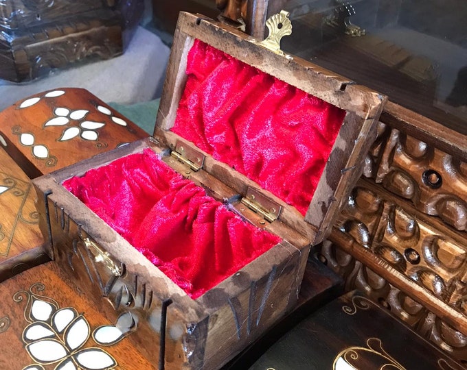 Hand-Carved Walnut Wooden Jewelry Box - Artisan Craftsmanship