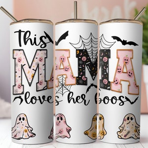 Peut inclure: Trois gobelets en acier inoxydable blancs avec couvercles et pailles. Les gobelets ont un th&egrave;me d'Halloween avec des lettres roses et noires qui &eacute;pellent "This Mama Loves Her Boo's". Les lettres sont d&eacute;cor&eacute;es de chauves-souris, de citrouilles et de toiles d'araign&eacute;es.