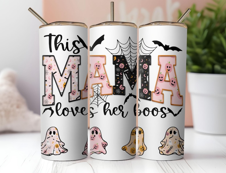 Peut inclure: Trois gobelets en acier inoxydable blancs avec couvercles et pailles. Les gobelets ont un th&egrave;me d'Halloween avec des lettres roses et noires qui &eacute;pellent "This Mama Loves Her Boo's". Les lettres sont d&eacute;cor&eacute;es de chauves-souris, de citrouilles et de toiles d'araign&eacute;es.