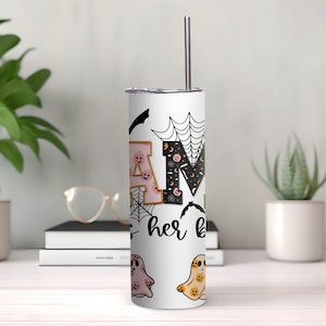 Peut inclure: Un gobelet en acier inoxydable blanc avec un motif sur le th&egrave;me d'Halloween en noir et blanc. Le gobelet pr&eacute;sente les lettres "BOO" avec des fant&ocirc;mes, des chauves-souris et des toiles d'araign&eacute;es. Le texte "her boo" est &eacute;crit sous les lettres.